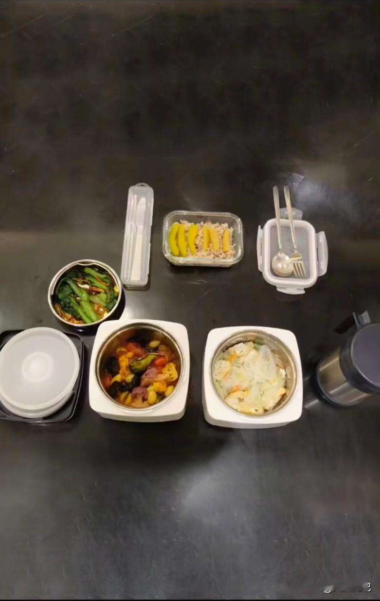 63岁刘德华晒三餐，网友炸了：这自律，我一天都熬不住！刚刷到刘德华的食谱，彻