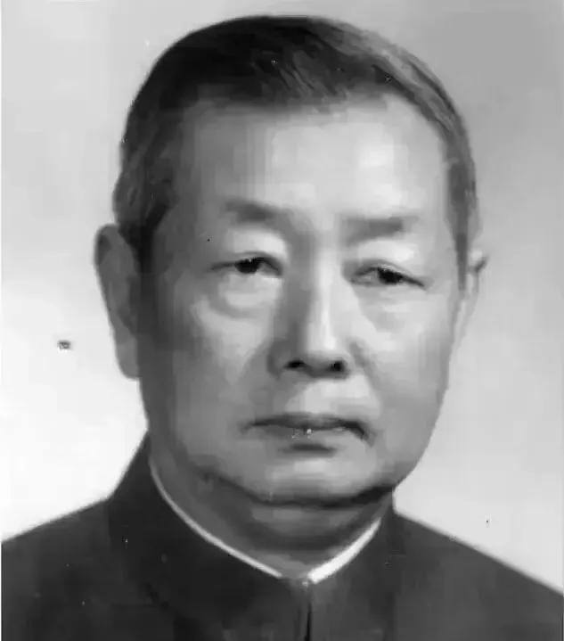 1971年，中国大使张伟烈，正在参加摩洛哥国王寿宴。突然，一伙叛军端着枪冲了进来