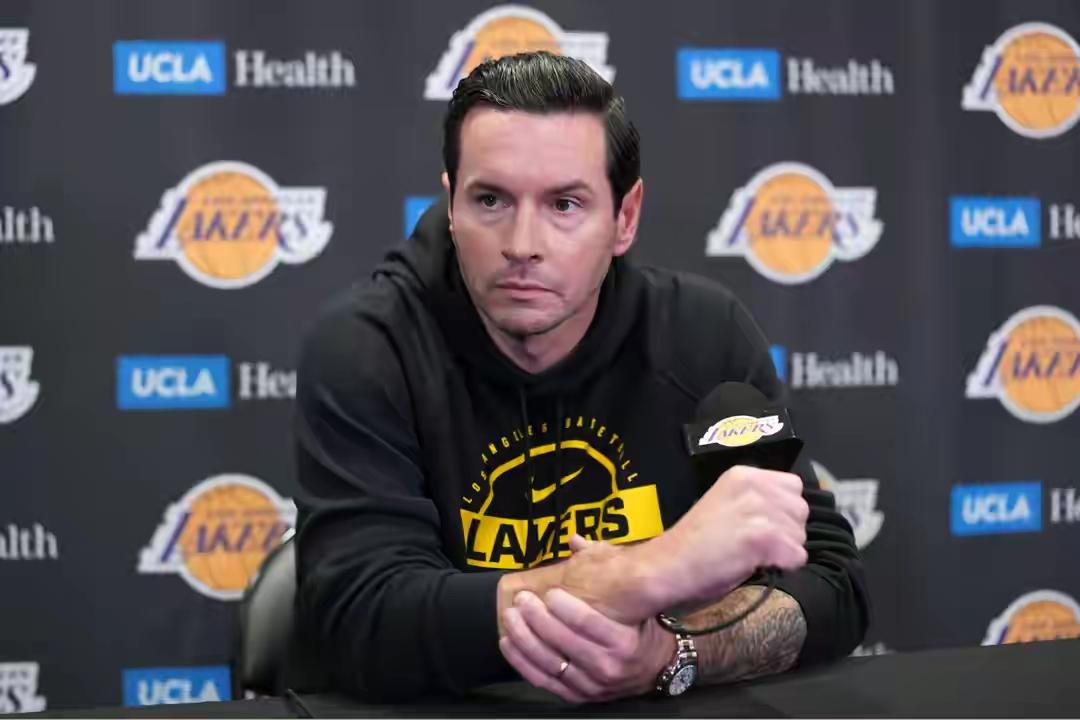 雷迪克这操作直接让球迷气笑了！东契奇在受伤前就已经感到腿部不适，首节状态奇差，