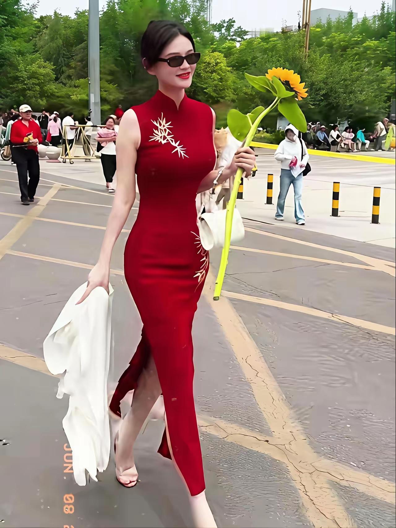 简单给高考穿旗袍等孩子的家长画个像[呲牙笑]。家长本身就爱显摆，朴