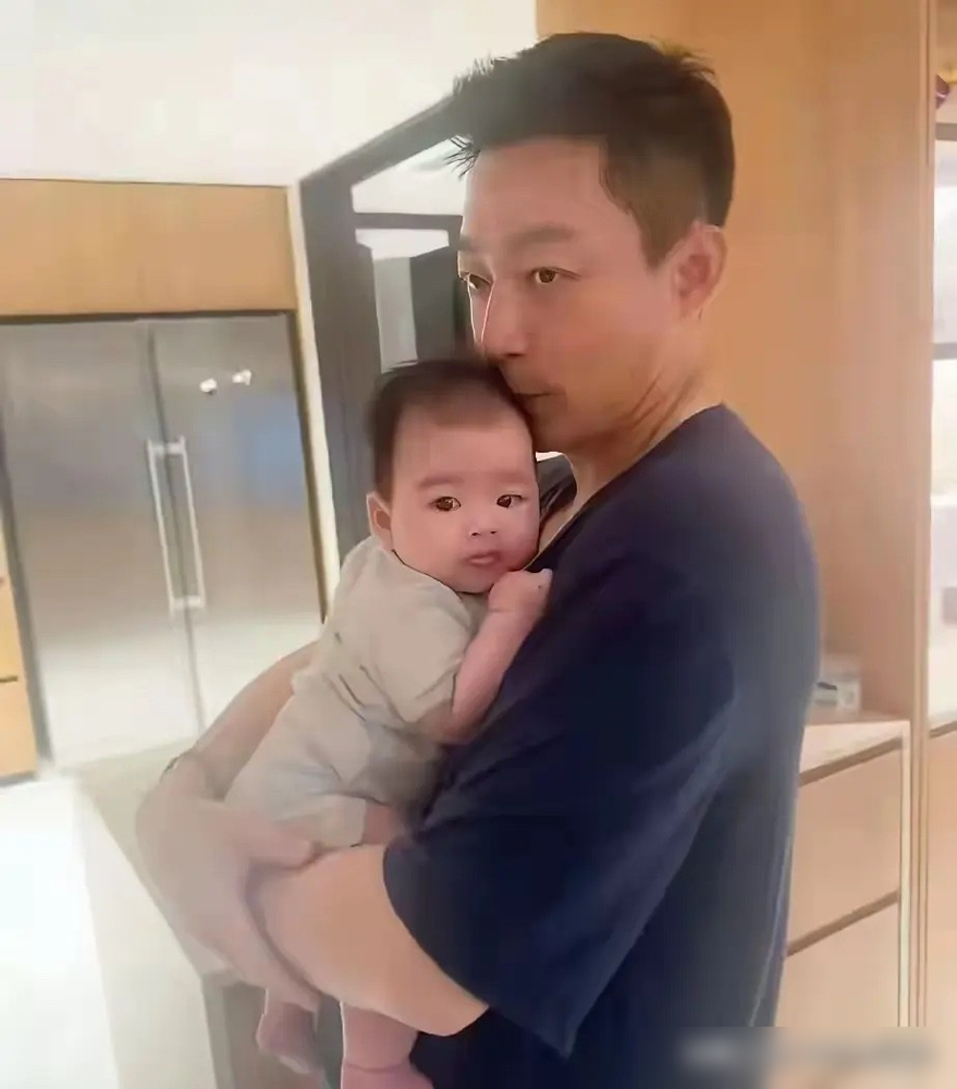 天坛拍个照，摄影师盯着汪宝两眼放光，愣是没认出来旁边站着的是马筱梅。说是在网上刷这孩子AI视频刷太多