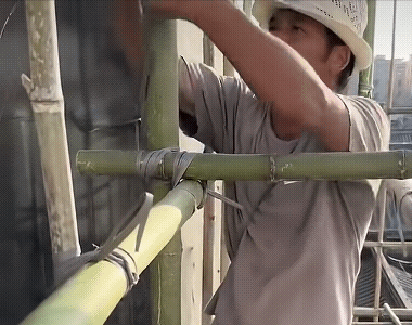 你知道香港竹子外架施工时，竹子与竹子之间用什么捆扎的吗？内地钢管架用卡扣固