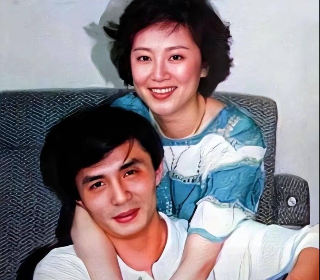 原来他俩已离婚，如今一个在日本孤独终老，一个在上海娶将军之女，活出了完全不一样的