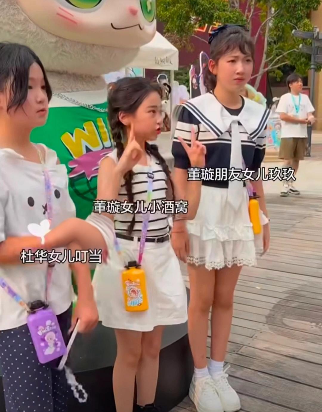 董璇女儿小酒窝挺会来事，以后要是进娱乐圈，人际关系一定非常好。董璇女儿小酒窝、董