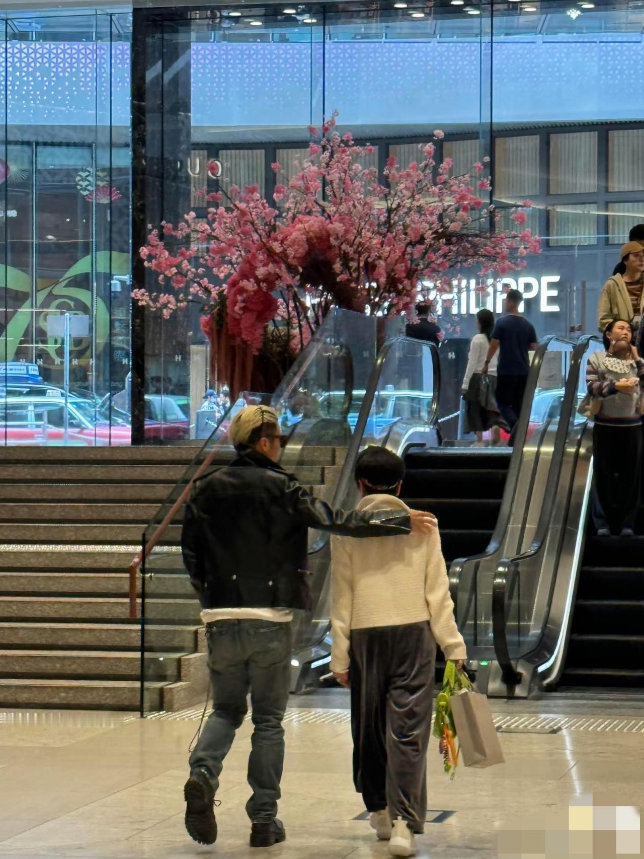 谢霆锋带母亲狄波拉购物，专门换了黑色的时尚新衣服!2月24日，有网友在中国香