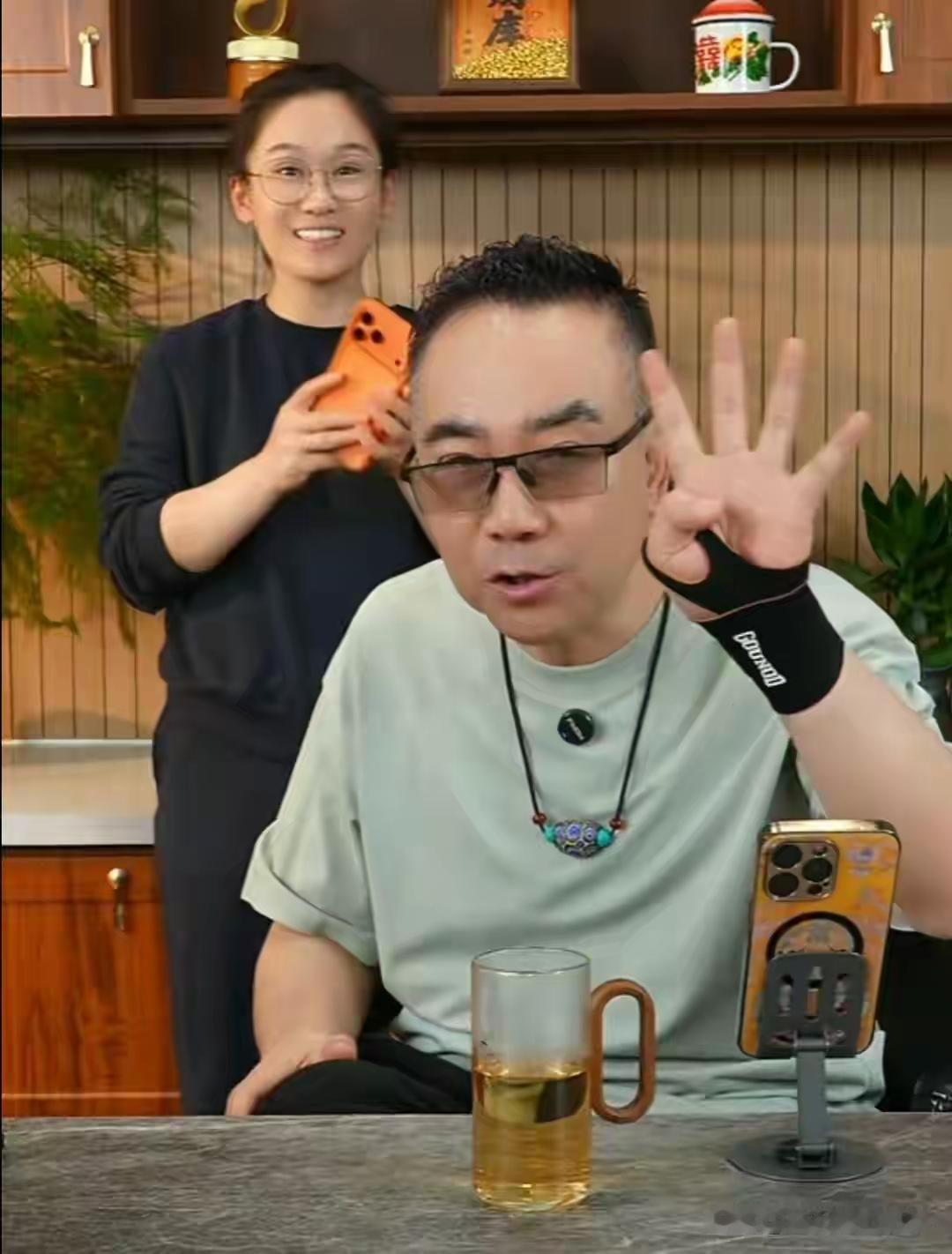 杨小五生气了？看来，郭德纲真的开始复出了!听说郭德纲出现在德云社腾字科的复
