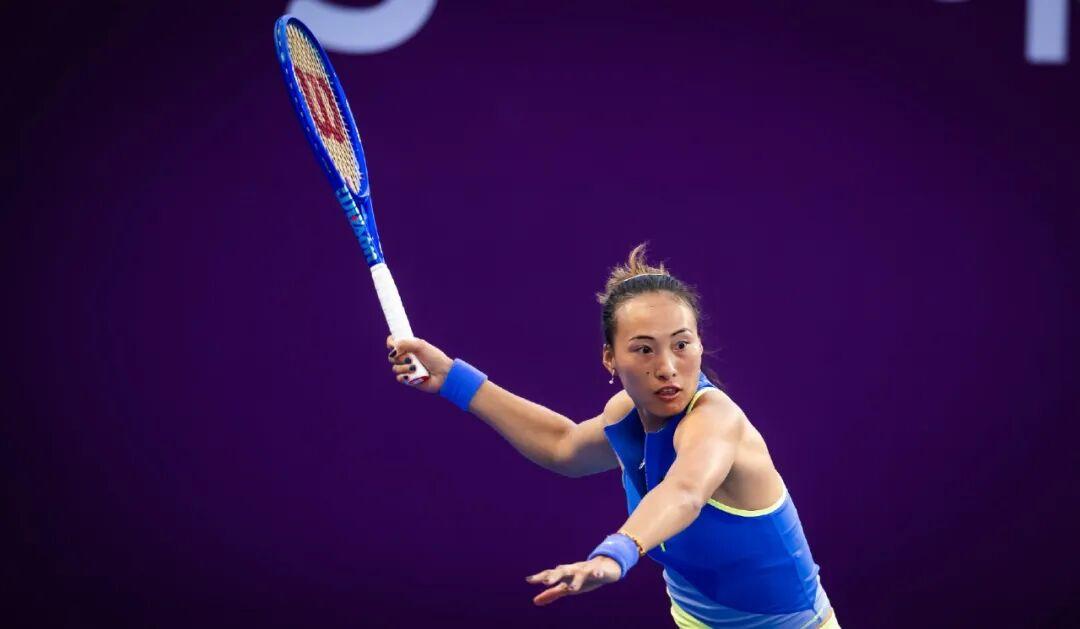 郑钦文2-1险胜晋级！伤愈复出连克两大澳网冠军，再战莱巴金娜剑指复仇苦战三