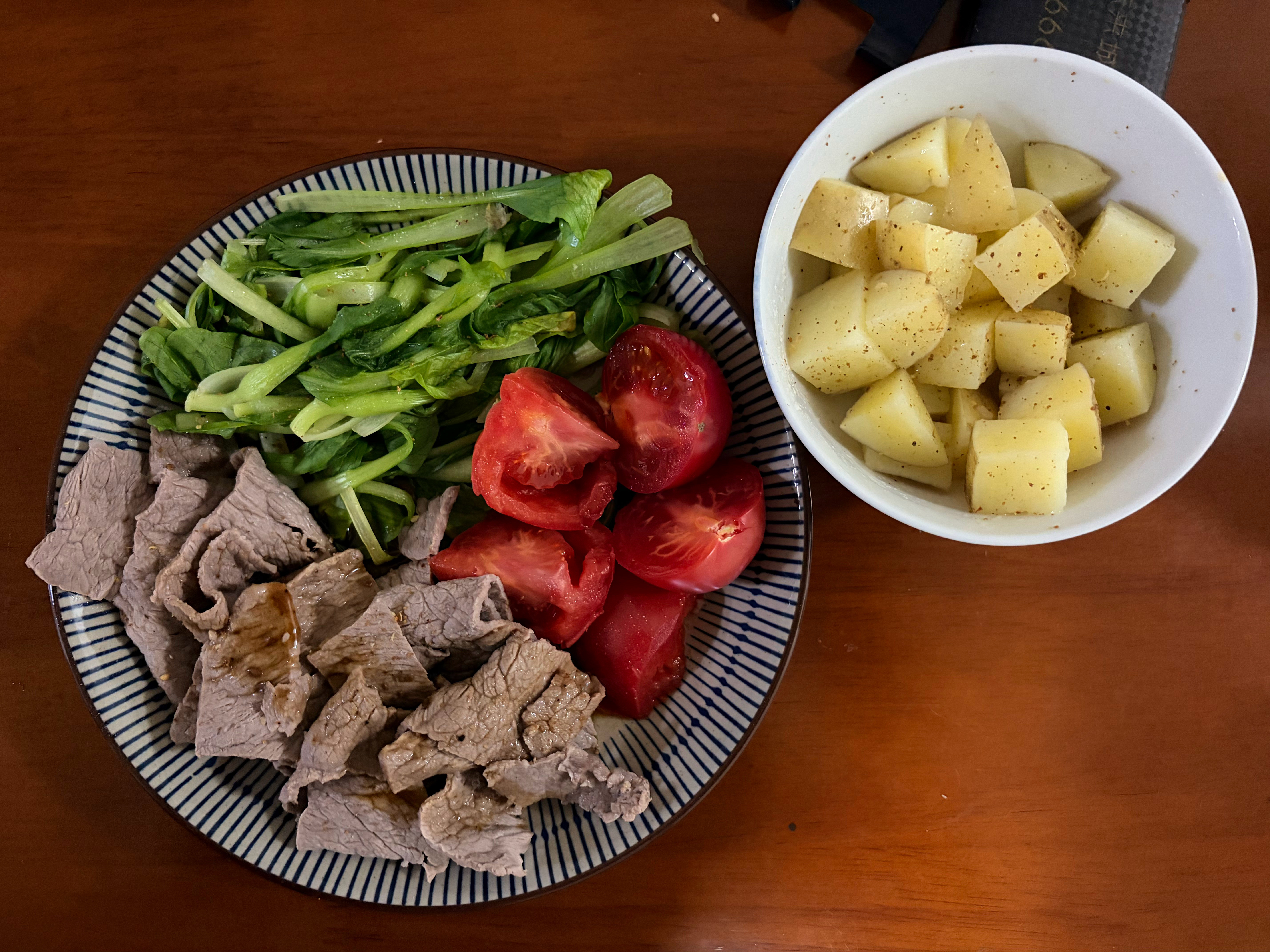 今天晚饭吃的啥？牛肉🐂鸡毛菜🥬西红柿🍅土豆🥔坚果🌰说好减脂的来打卡了，