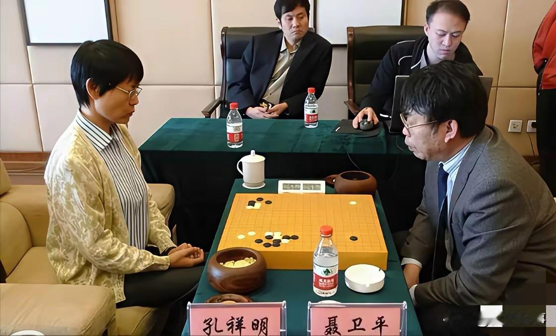 2011，杭州，聂卫平孔祥明，离婚二十年后棋盘再相逢。镜头下，孔祥明身着浅黄花纹