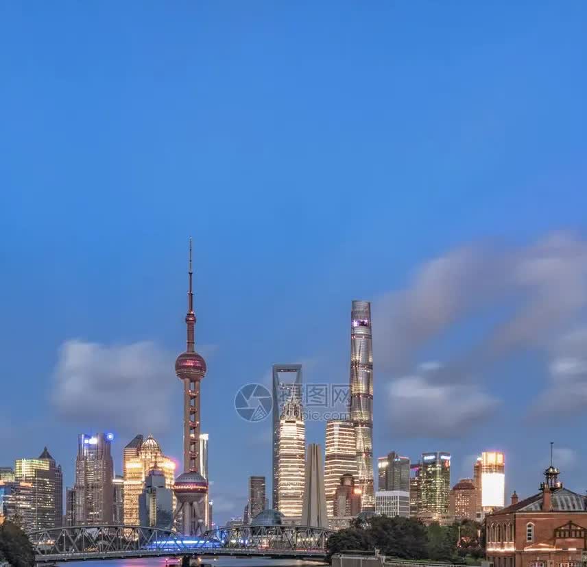 上海很多年轻人上班根本就不在乎工资，他们只是想找个班上打发无聊时间，顺便交个五险