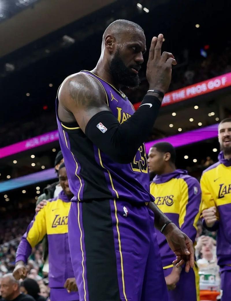 湖人这副牌东契奇当大王，詹姆斯和里弗斯谁当小王？等詹姆斯再回来怎么办？球只有一