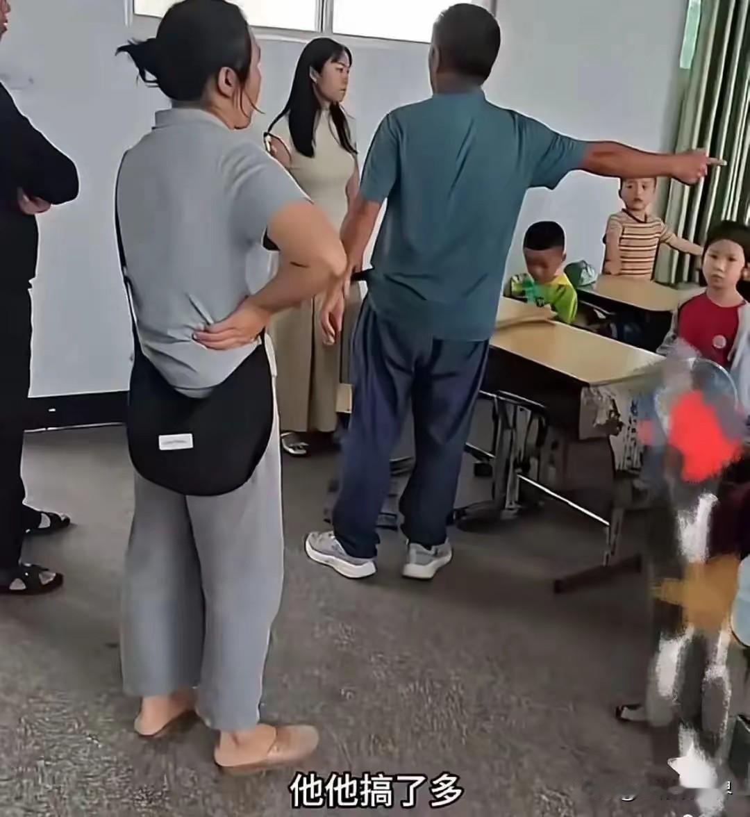 胡搅蛮缠！这位小朋友的爷爷找到学校里，大声呵斥女老师:你为什么让我孙子坐在最后排