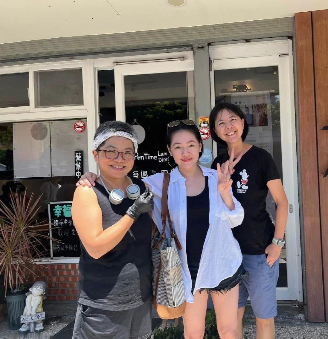 47岁小S和朋友现身台东一间餐馆吃饭，她的状态看起来超好，脚踩拖鞋，穿着短裤，穿