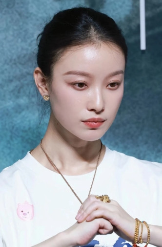 总以为明星活在镜头里就该和镜头前一个样，精致、疏离、自带屏障。尤其是倪妮，那