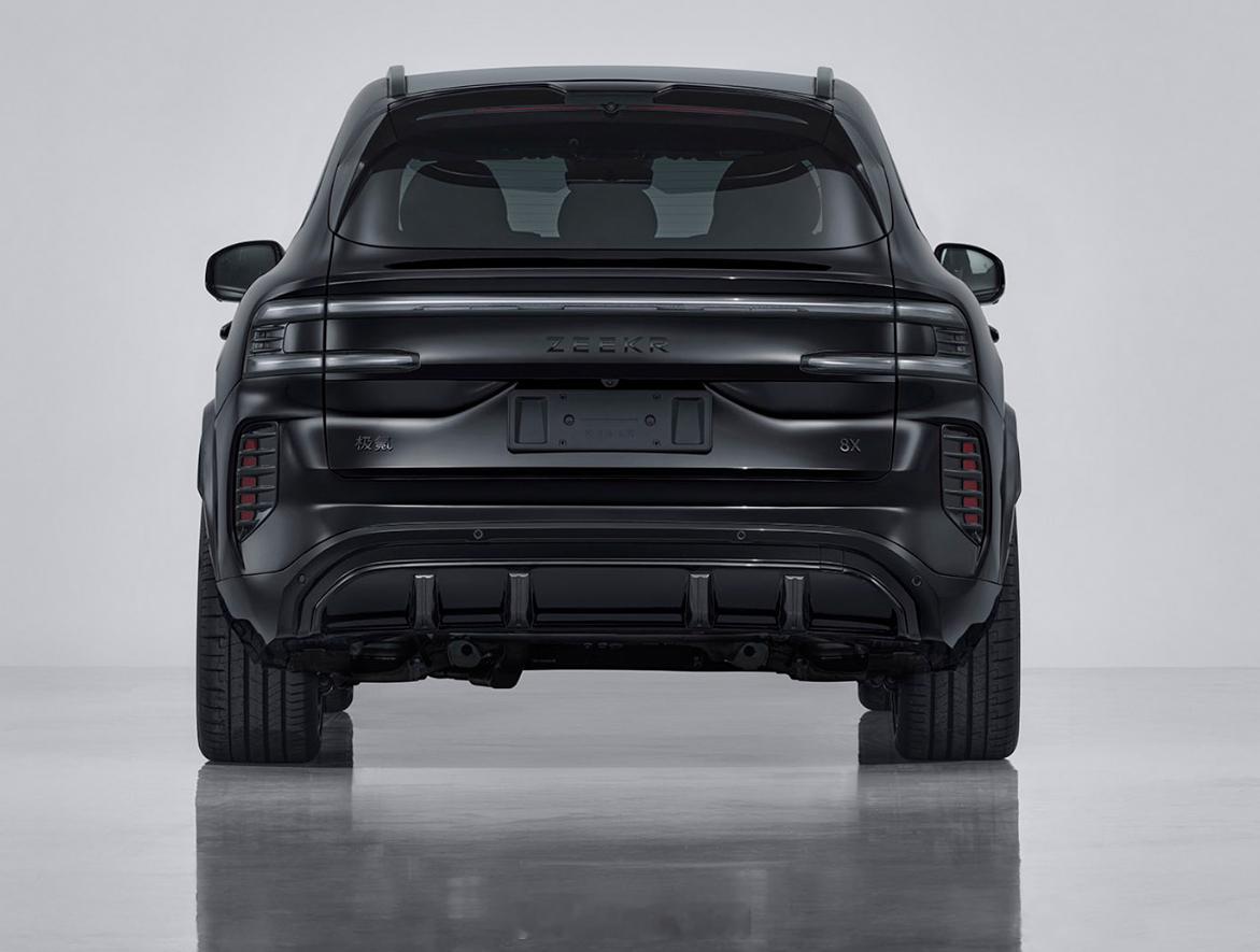 极氪8X通过工信部申报：全黑车身搭配红色卡钳，展现出“黑武士”风格，同时电动尾