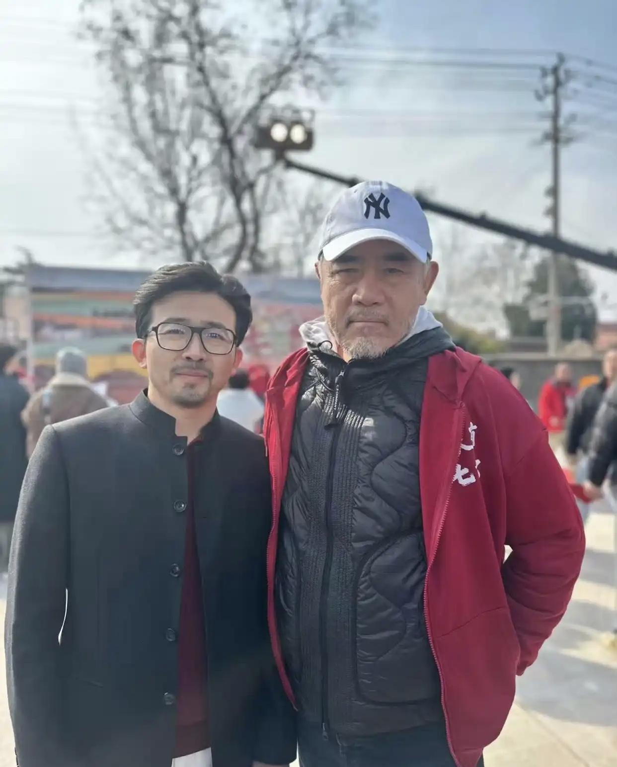 一张近照把很多人看懵了：满头银发、白胡子一蓄，陈宝国怎么一下“老成这样”？你以