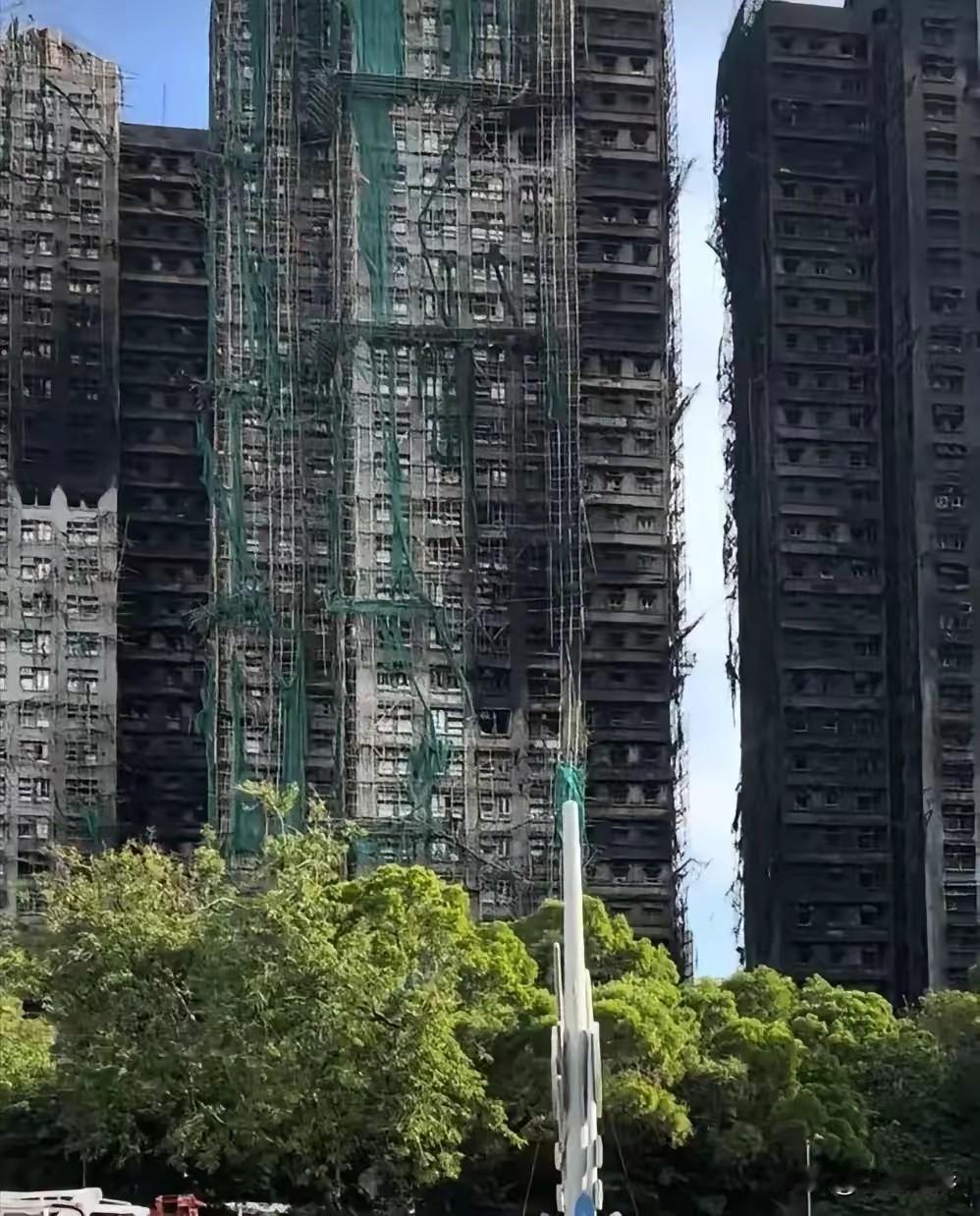 醒醒吧！香港那栋烧完的老楼，现在摆明了是两个选择：要么花3.3亿搞个“表面光”，