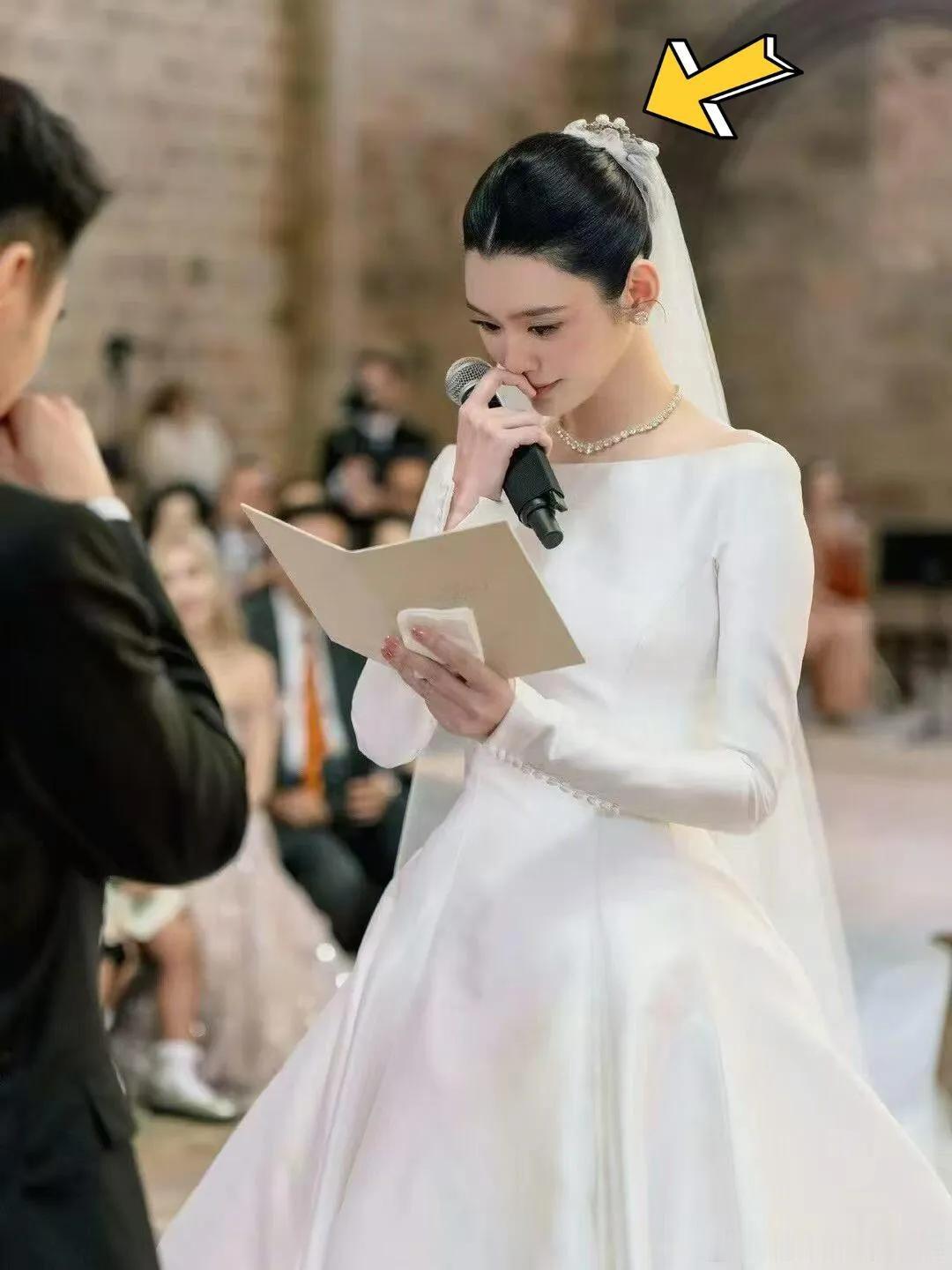 奚梦瑶戴了婆婆的珍珠发夹听说奚梦瑶办婚礼，头上那个珍珠发夹是婆婆四太的私藏宝贝！