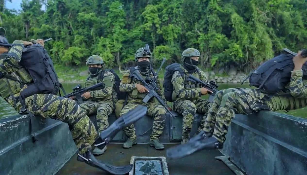 身着虎纹迷彩服的菲律宾陆军特种部队士兵。