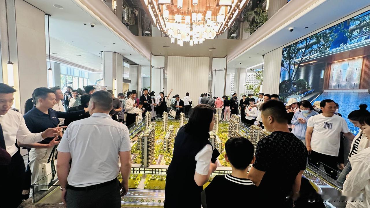 难道是走过一路狂飙，迎来繁花似锦？五一小长假第一天，沉寂多年的临沂楼市突然有房企