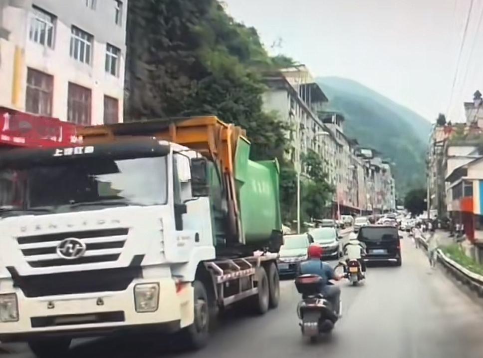 她叫彭迪，是重庆彭水的一名网格员，早上8:00彭迪像之前一样，正常巡查时发现山上