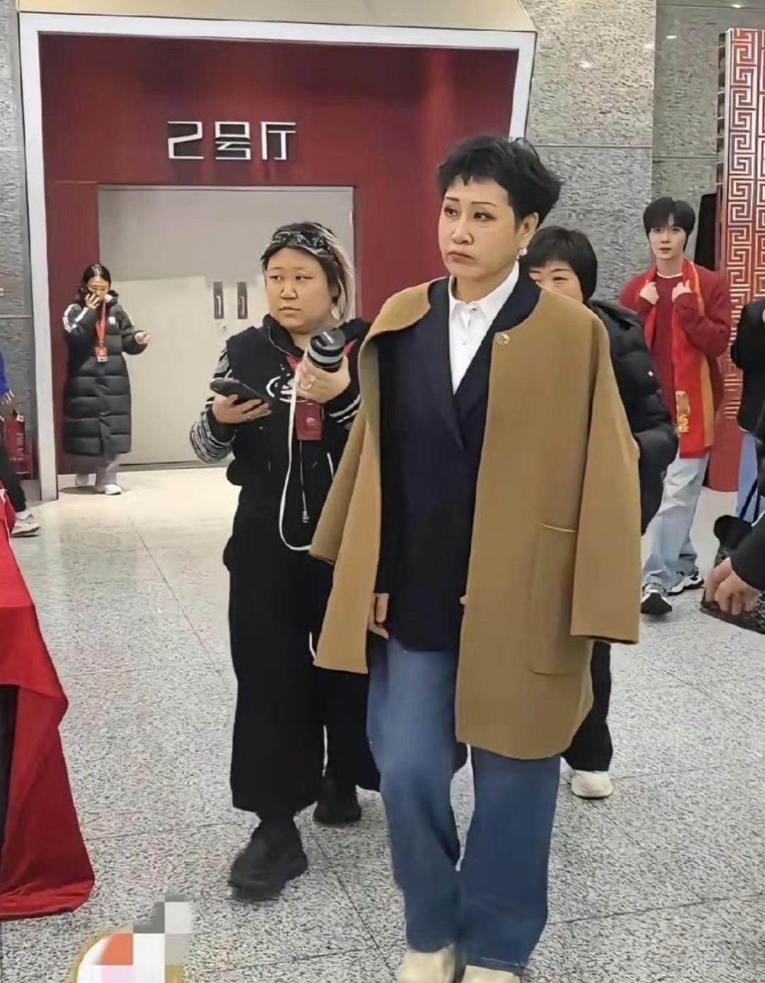 张凯丽最近照片一看，气质完全变样啦！整个人精神焕发，越瞅越有那种独特的韵味儿！