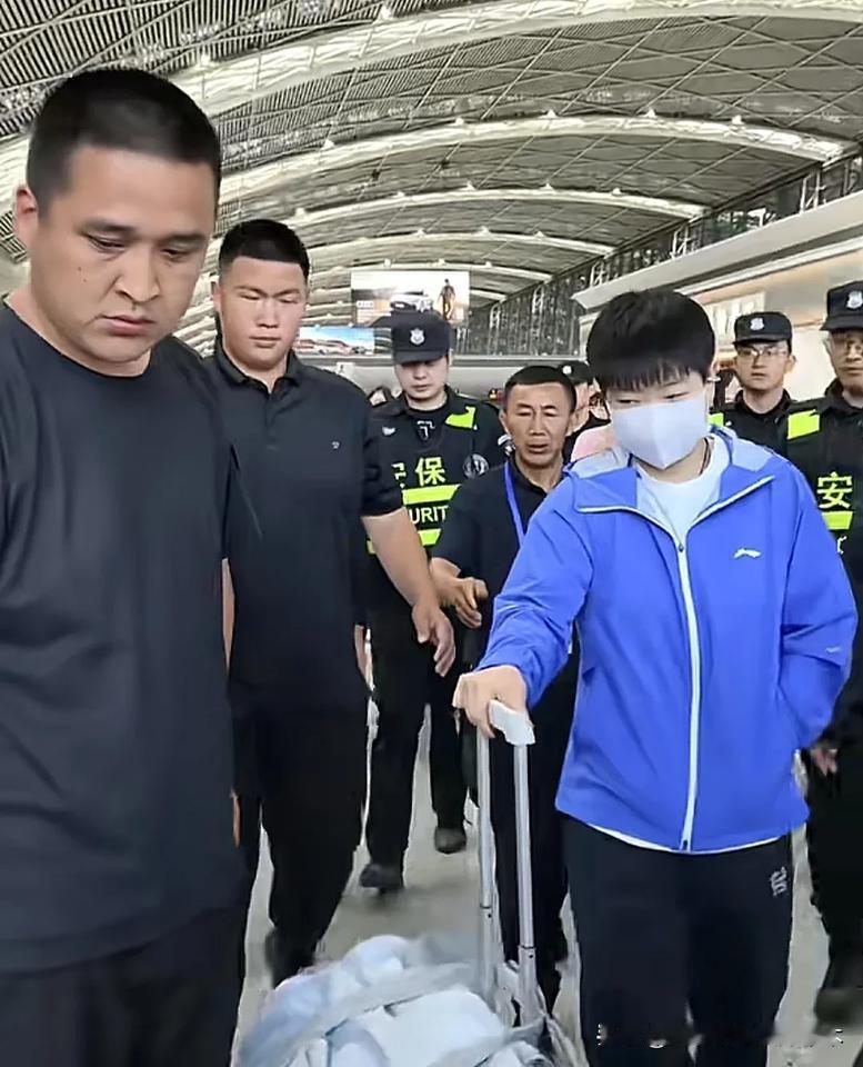 顶流明星，太招人稀罕了？！孙颖莎、王楚钦在哪儿露面哪里即可被堵得水泄不通！看看