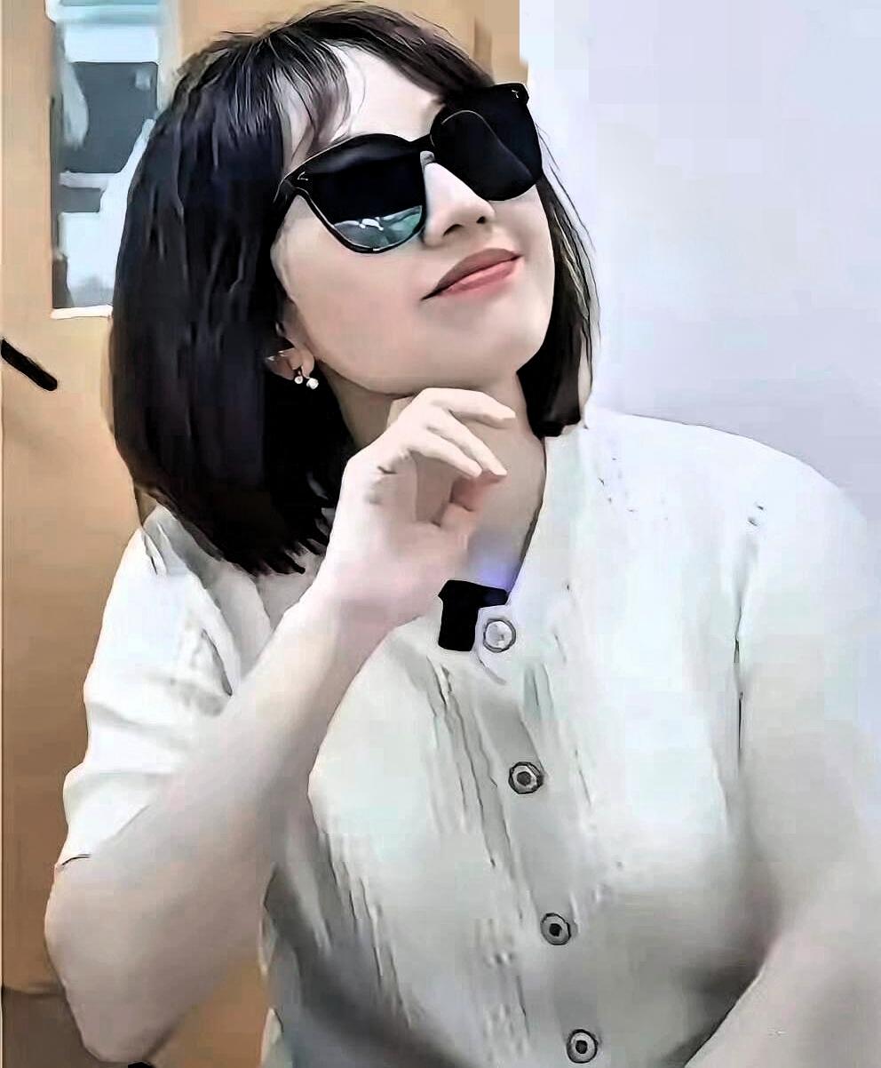 曾主任不再坐诊，也交了行政职务，但手术依然照做不误。网上关于她的私德问题争论