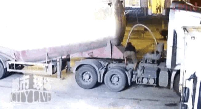 山东济南，男子把货车停路边，去附近店里吃了碗面，半小时后他回到车中启动引擎，这时