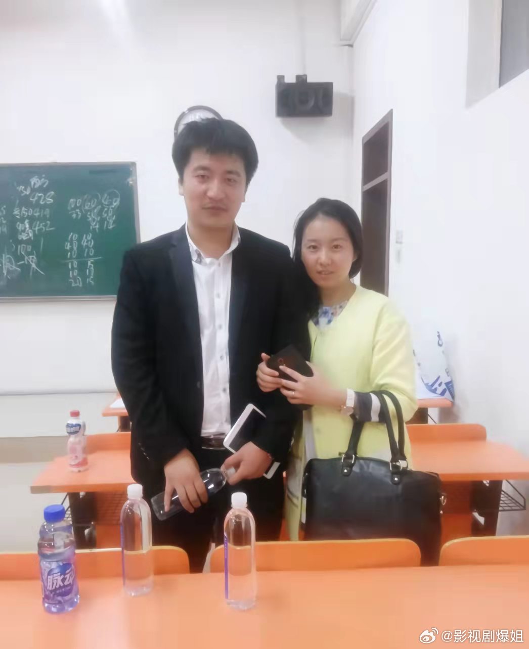 张老师与妻子还挺般配的！
