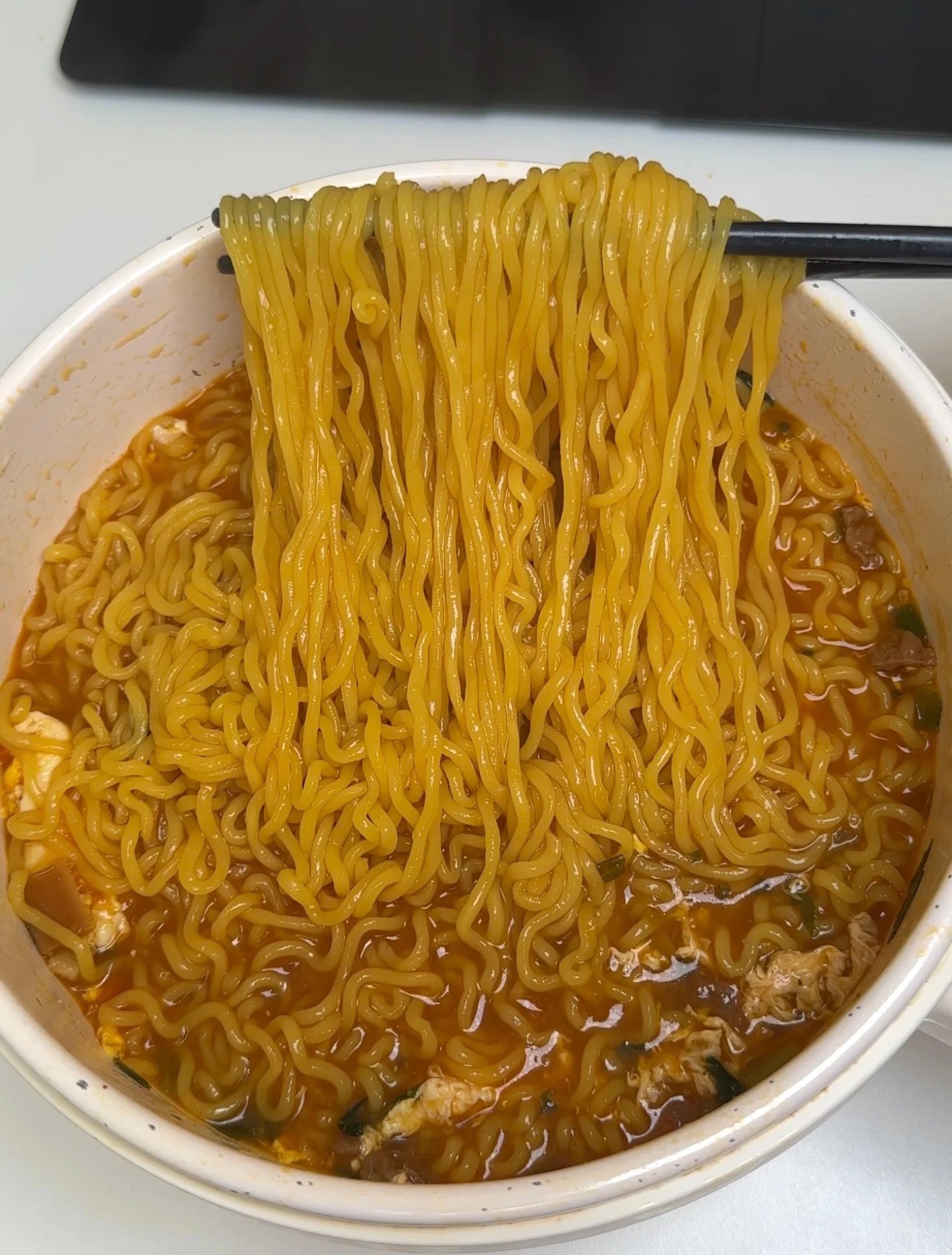 什么样的泡面才是最好吃的泡面一定要煮久一点点，一定要加鸡蛋、一定要放两包[哭哭]说