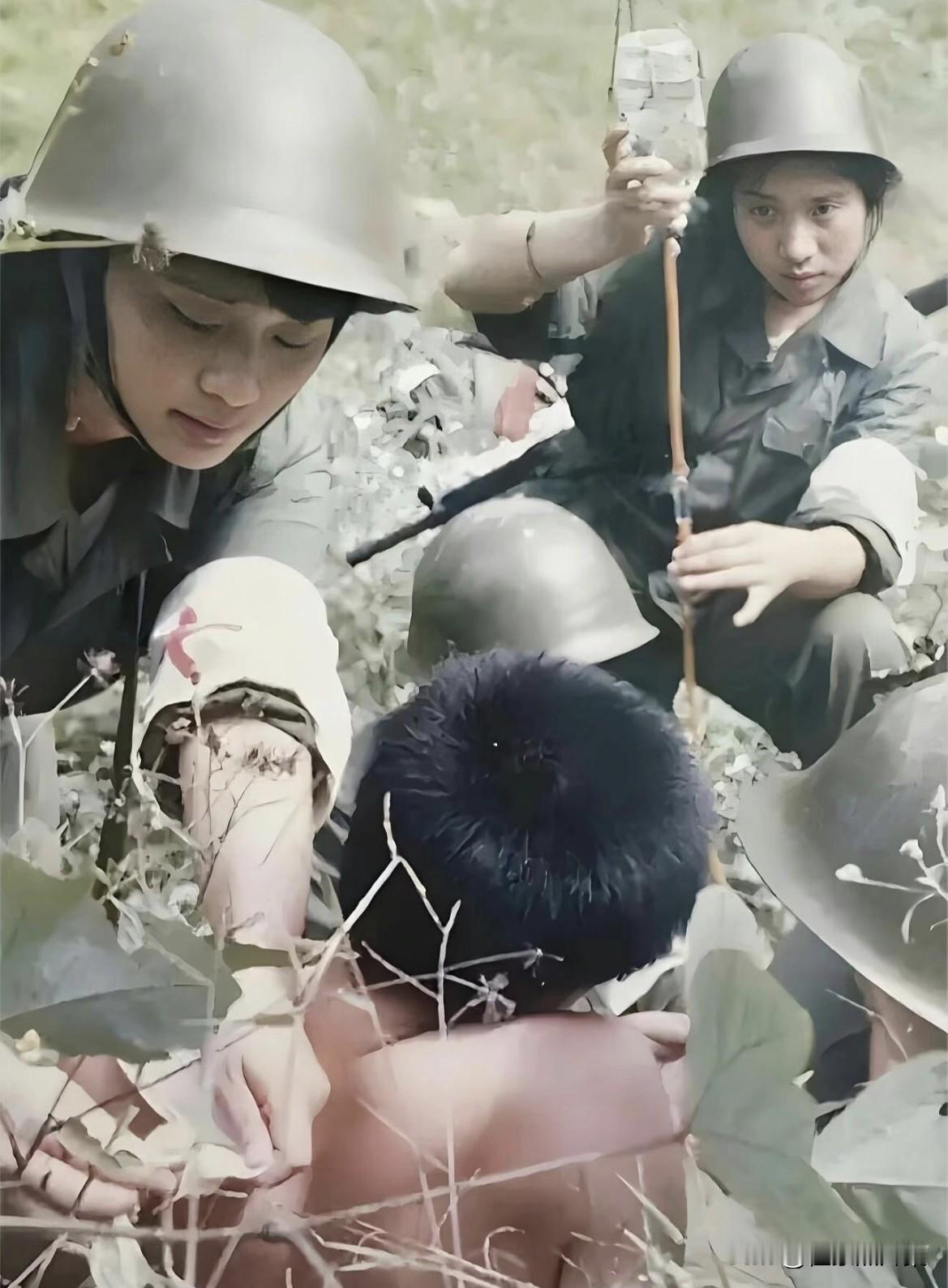 老山战场前线，冒着炮火救治伤员的女兵。他们不仅是白衣天使，更是战场上的战士，背负