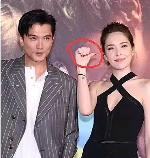 离谱！邱泽宣布喜讯，唐嫣咋跟着上热搜？大清早刷手机，好家伙！唐嫣突然冲上热搜，