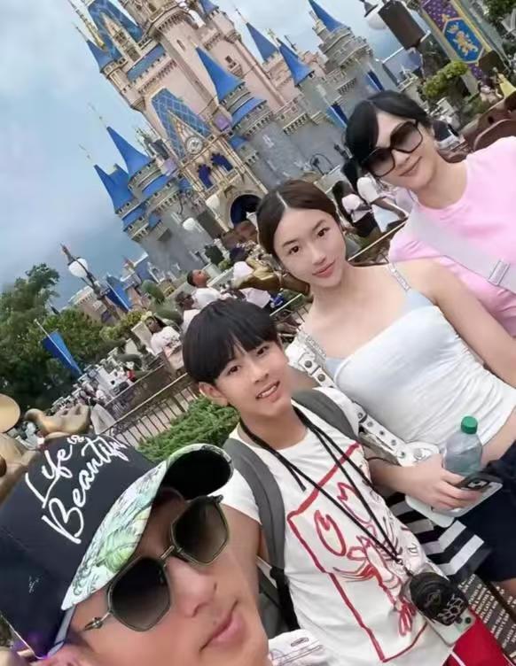 反过来了！吴尊家儿子长得像爸，女儿像妈吴尊一儿一女都长大了，女儿NeiNei吴