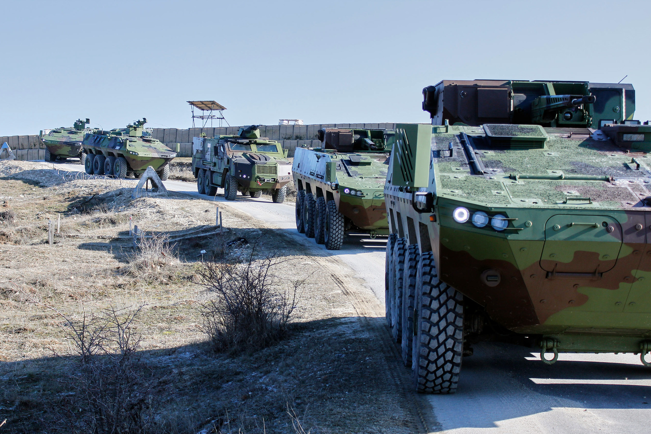 烽火问鼎计划每天认识一件兵器使用俄罗斯BM-30D武器站的塞尔维亚轮式步兵战车