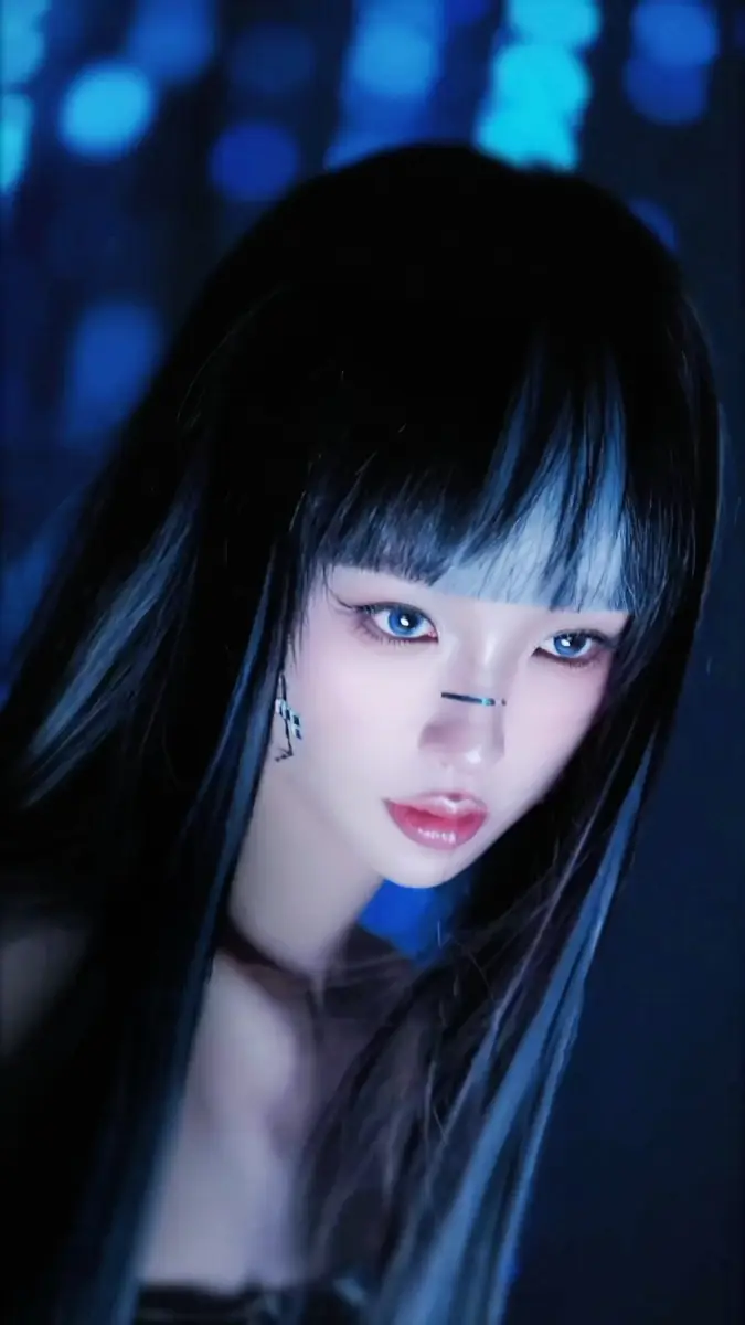 虞书欣化身赛博女战士酷飒帅气戴蓝色美瞳梦幻美丽