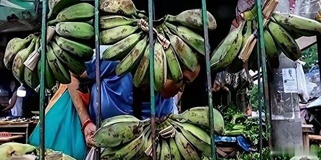 菲律宾香蕉协会负责人，一句话砸在桌上：“中国断了我们30万蕉农的生计！”话音没落