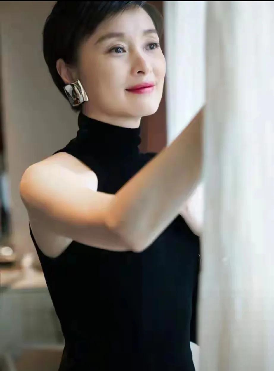 53岁吴越，单身生活超洒脱！她曾与陈建斌相恋，却因蒋勤勤介入而分手，此后单身至今