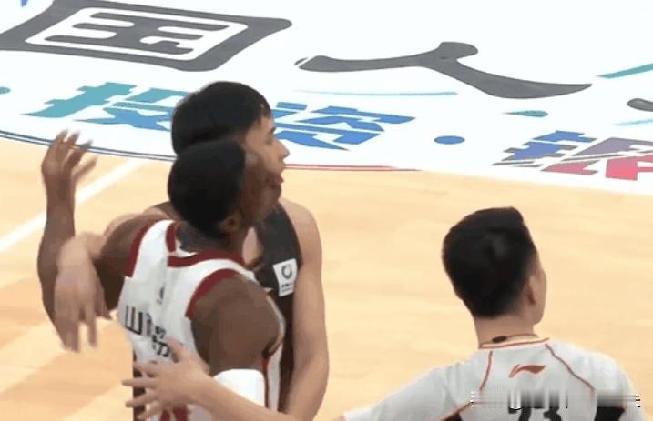 山西外援迪亚洛又“把横儿”！打山东，迪亚洛因谢智杰延误，恼羞成怒反推后者一把，