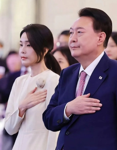 就在刚刚韩国又传来消息！7月30日，韩国政坛真炸锅了！调查前第一夫人金建希的