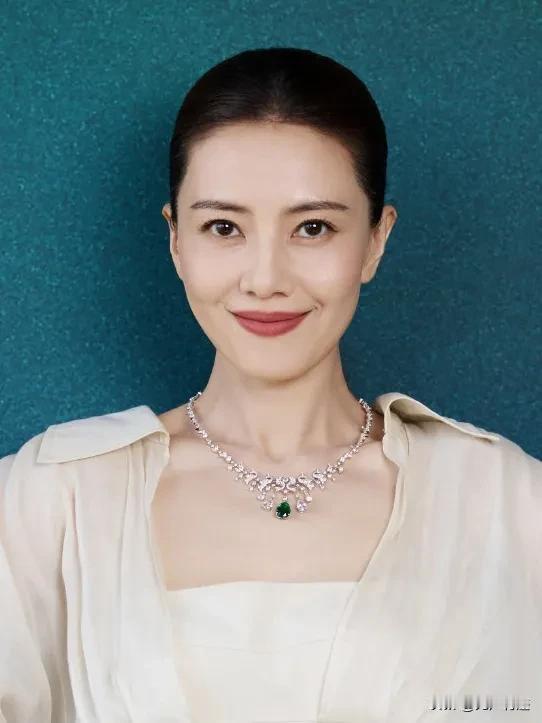 高圆圆这脸，比珠宝还耀眼，360°无死角，立体又大气！