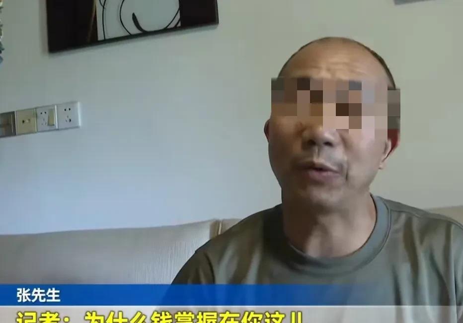 重庆，女子婚后给丈夫打下手，两人一起给别人安装家具，可收入却全部进了丈夫口袋。两