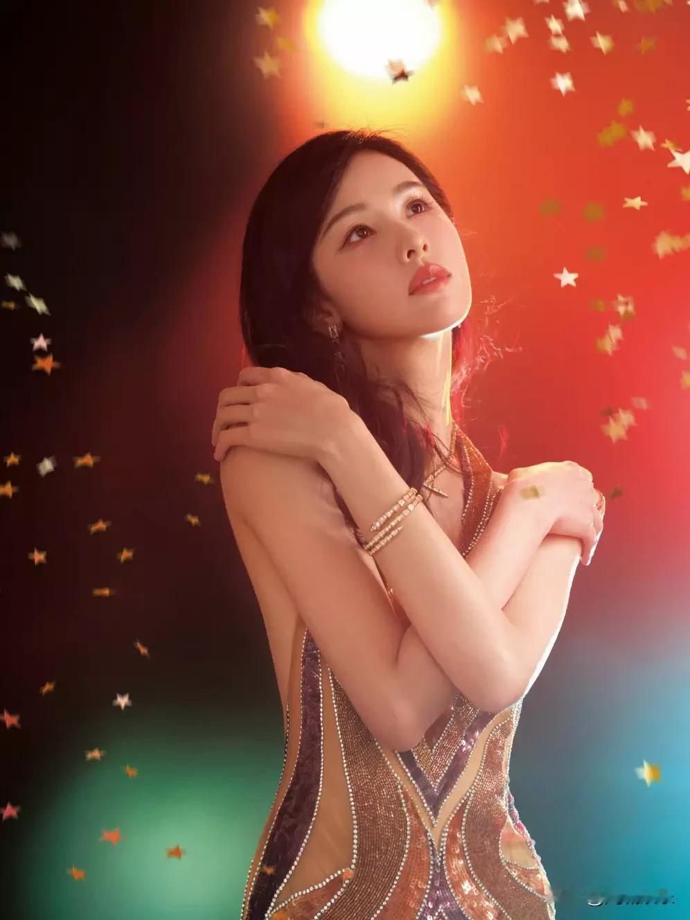 20日，工作室分享了一组陈都灵美图。图中，她穿鎏金亮片挂脖裙，双臂环抱抬眸，霓虹