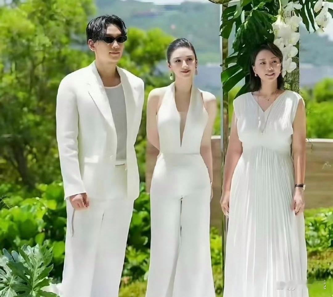 黄奕站Rain旁，瞬间成韩剧女主。