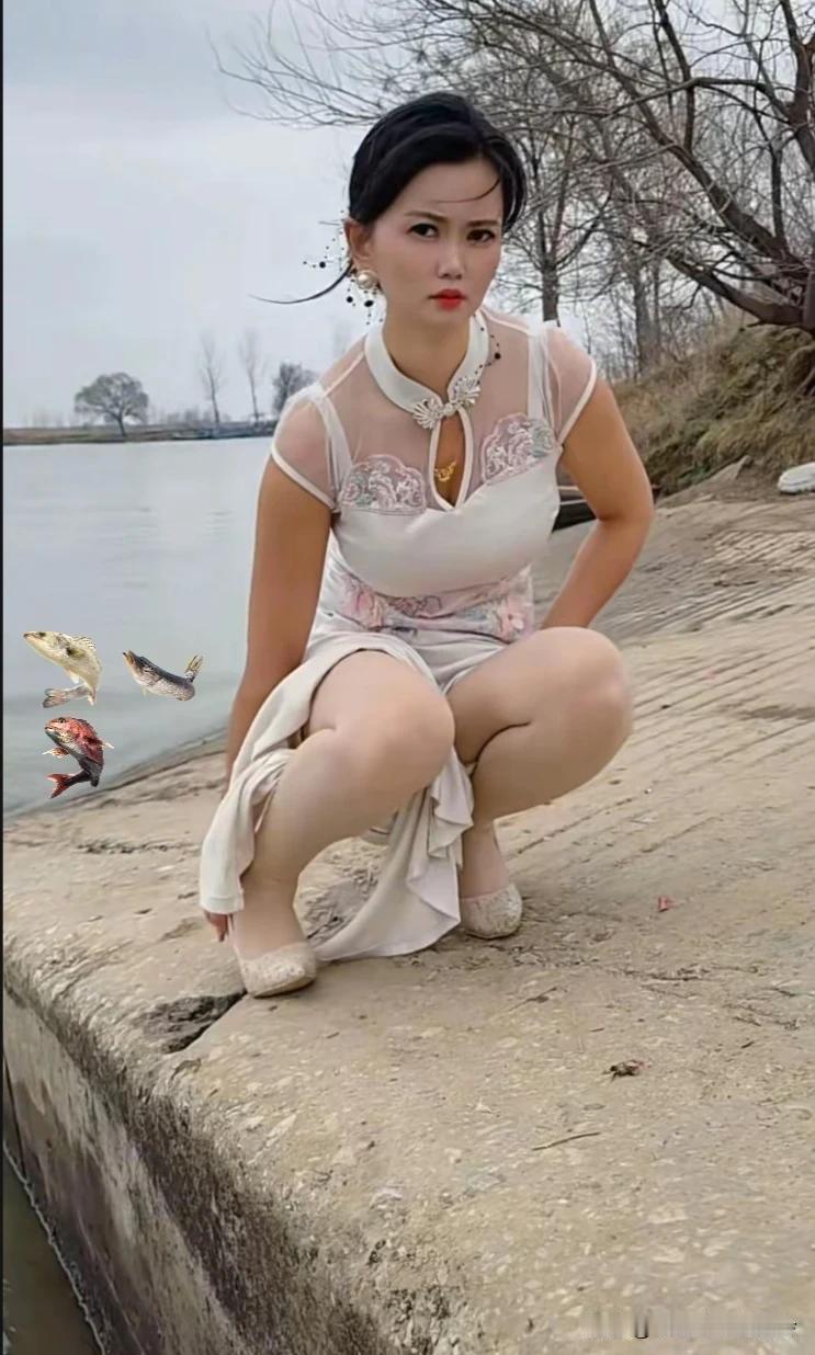 河畔小囧素裙美女背囊娇，独步河头意韵飘。忽被游鱼惊玉步，忙疾奔走似风飙。