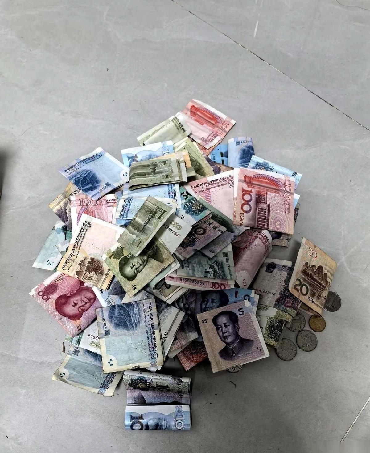 我跟你说，辽宁锦州这个收废品的大哥，干了件特牛的事。他收了一车破烂，回家一倒腾