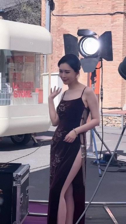 我的妈，原来旗袍真的有开叉到胳肢窝的