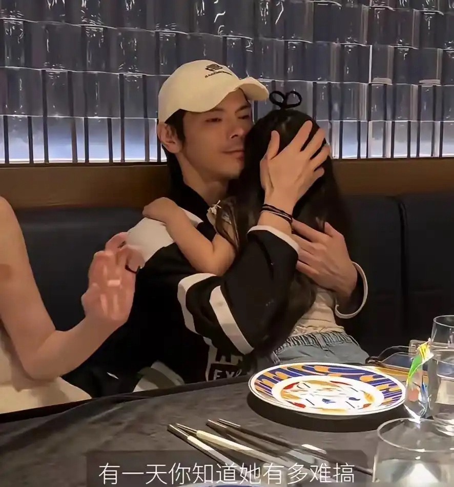 向佐女儿，最近彻底把她妈整不会了。郭碧婷吐槽，快6岁的女儿向芷，现在就像个小膏药