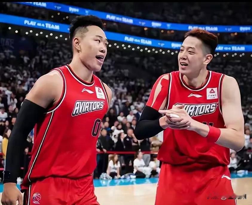 老沈，我回防了。贺希宁拿下常规赛MVP后，沈梓捷也在群里表示祝贺，一句“回房了”