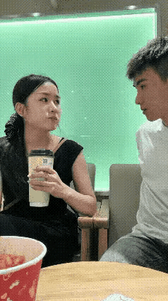 夫妻俩之间的一些互动，能够看出来两个人性格的差异，尤其是在这个女子的身上，体现的